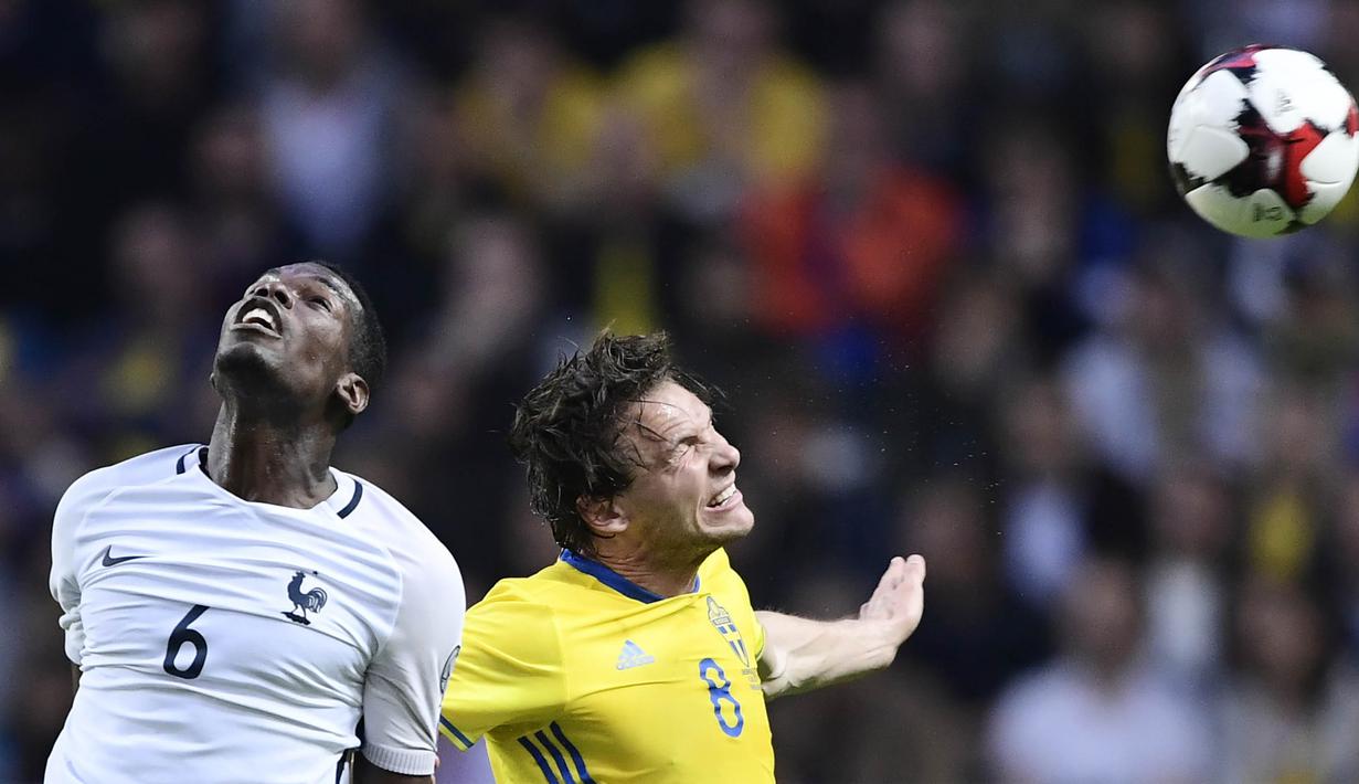 Gelandang Prancis, Paul Pogba, duel udara dengan bek Swedia, Albin Ekdal, pada laga kualifikasi Piala Dunia 2018 di Stadion Friends Arena, Solna, Jumat (9/6/2017). Swedia menang 2-1 atas Prancis. (AP/Marcis Ericsson)