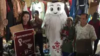 Maskot Piala Dunia 2022, La'eeb berfoto bersama warga saat mengunjungi Pasar Sentra Antasari, Banjarmasin, Kalimantan Selatan, Sabtu (29/10/2022). Kedatangan La'eeb ini disambut antusias oleh pengunjung dan pedagang. Dia menjadi buruan warga untuk berfoto. (FOTO: Dok. SCM)