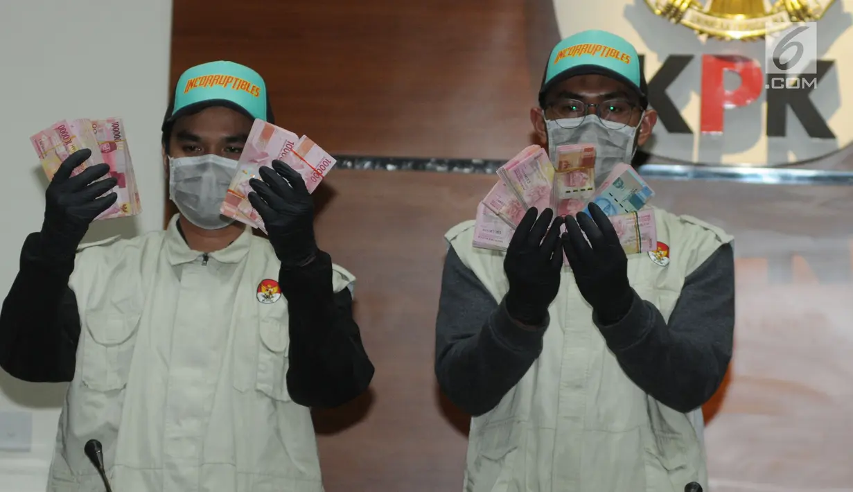 Petugas menunjukkan barang bukti hasil OTT saat konferensi pers di Gedung KPK, Jakarta, Selasa (20/8/2019). KPK menyita uang Rp100 juta terkait kasus suap lelang Proyek pada Dinas Pekerjaan Umum, Perumahan, dan Kawasan Permukiman (PUPKP) Kota Yogyakarta TA 2019. (merdeka.com/Dwi Narwoko)