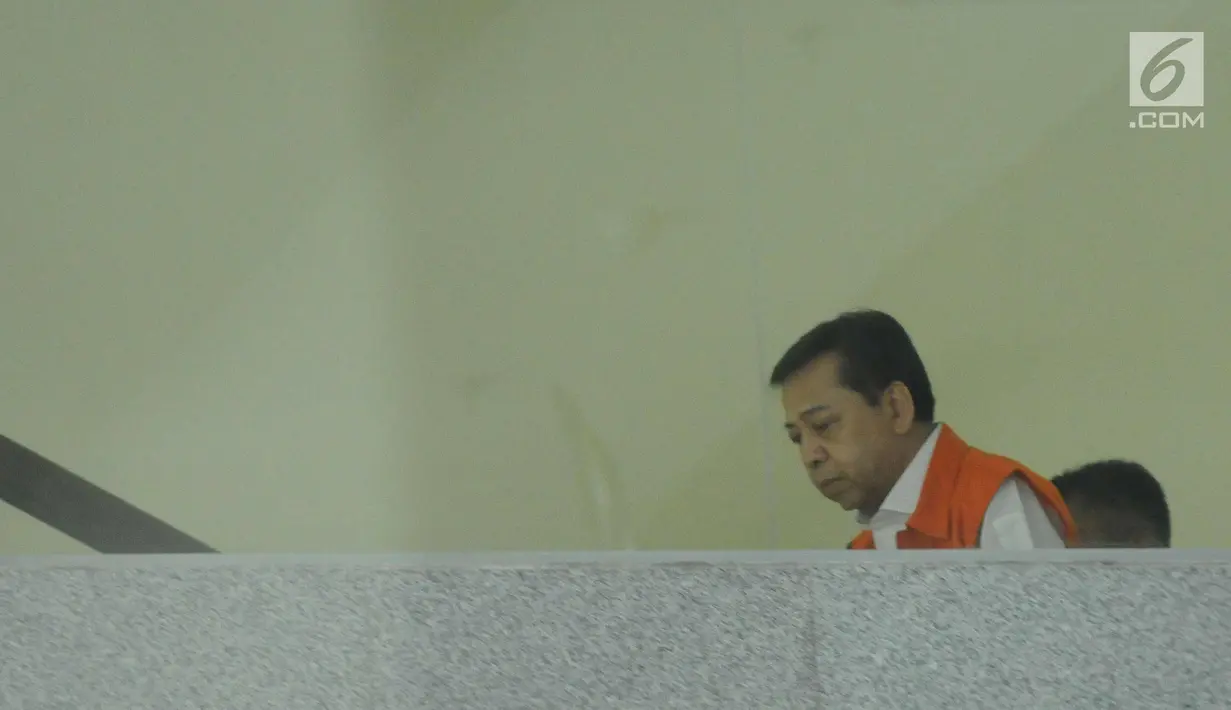 Terdakwa kasus dugaan korupsi proyek e-KTP, Setya Novanto berjalan menuju ruang pemeriksaan di Gedung KPK, Jakarta, Rabu (10/1). Setya Novanto diperiksa usai kedua putra putrinya meninggalkan gedung KPK usai diperiksa. (Liputan6.com/Helmi Fithriansyah)