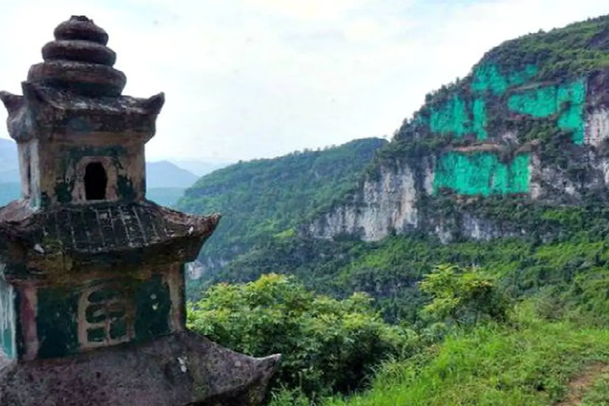Agar Tak Kena Sial, Pria Ini Ubah Warna Tebing Gunung