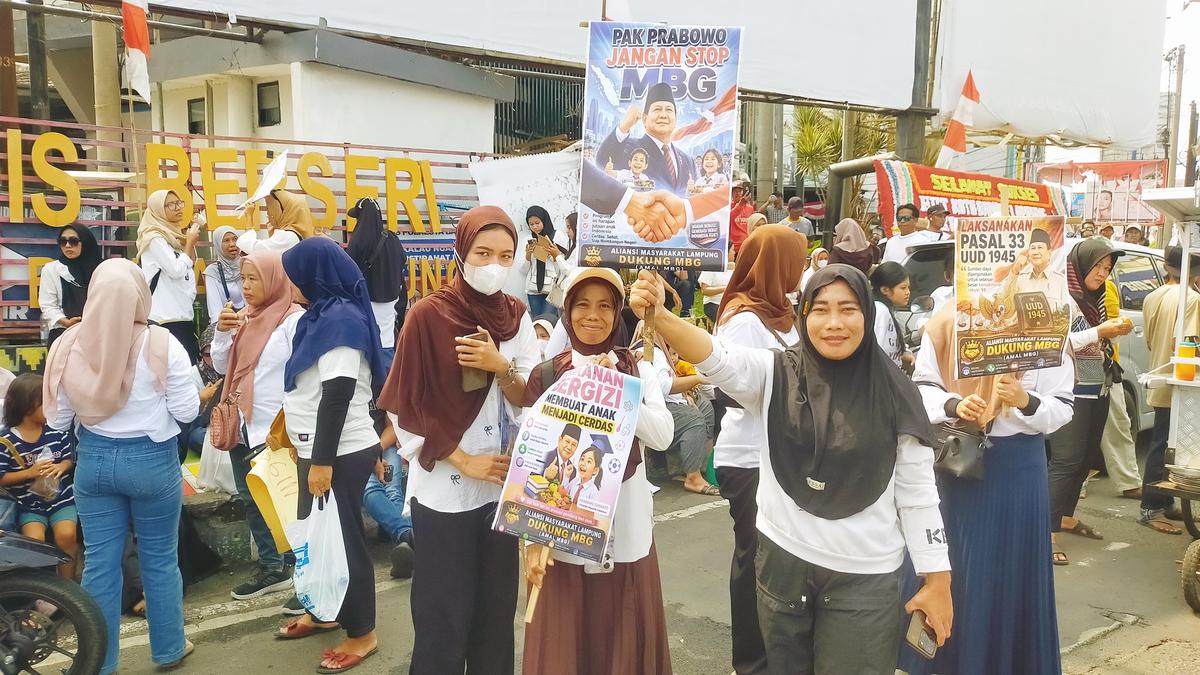 Bawa Alat Masak, Kaum Ibu di Lampung Demo Minta Program MBG Tak Dihentikan