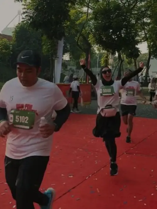 Terlihat Irish Bella berhasil menyelesaikan charity run yang diikutinya.