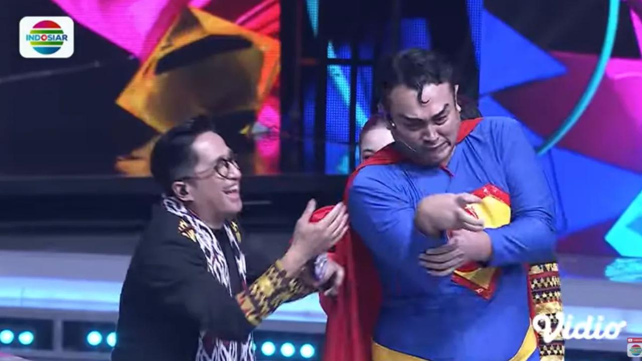 Setelah adu panco ada momen lucu saat Gilang Dirga tiba-tiba kaku. Dia kesulitan membalikan posisi jarinya ke semula.
