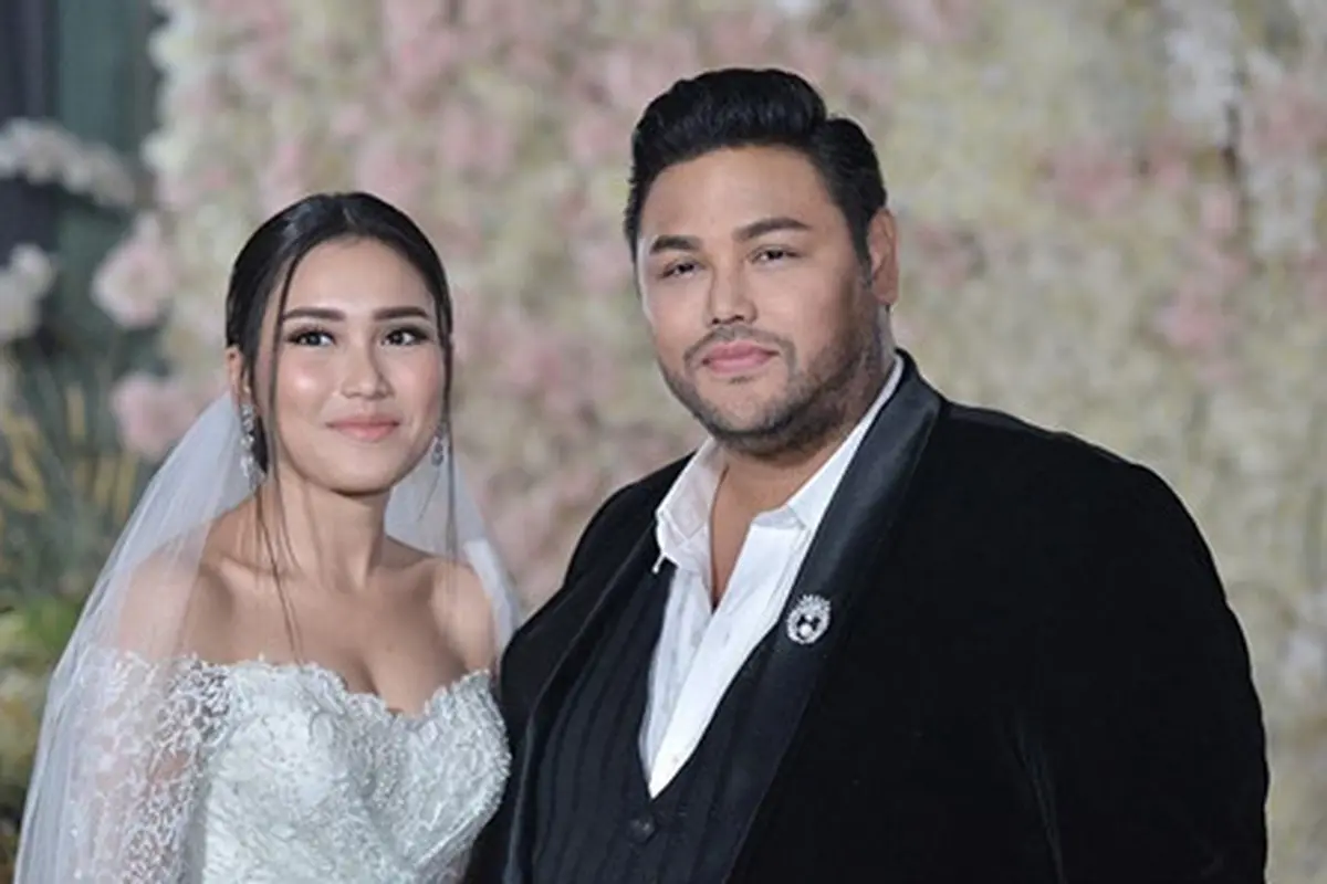 Potret Ayu Ting Ting dan Ivan Gunawan Gunakan Busana Pengantin, Serasi?