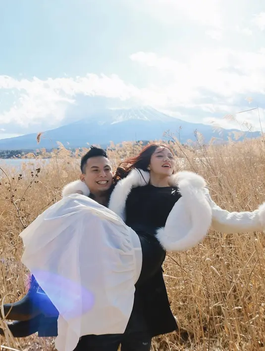 Beberapa waktu belakangan ini banyak sekali selebriti yang liburan ke Jepang. Salah satu spot wisata untuk menikmati keindahan Gunung Fuji ini belakangan banyak dikunjungi para selebriti. Lokasi ini memang sangat cocok untuk jadi tempat prewedding pasangan kekasih. (Liputan6.com/IG/reginaaphx)