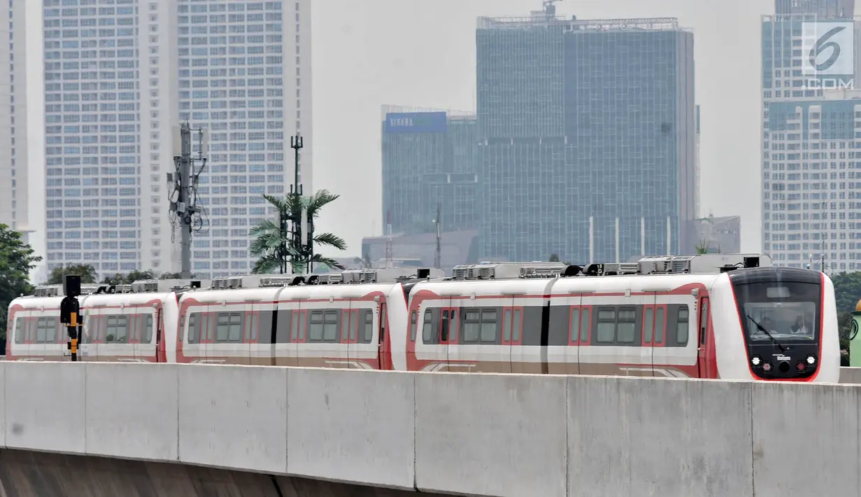 Rangkaian kereta ringan atau LRT rute Kelapa Gading-Velodrome melakukan uji coba, Jakarta, Senin (25/2). Ditundanya jadwal beroperasi LRT Kelapa Gading-Velodrome dikarenakan belum selesainya pembangunan signal dan depo. (Merdeka.com/Iqbal S Nugroho)