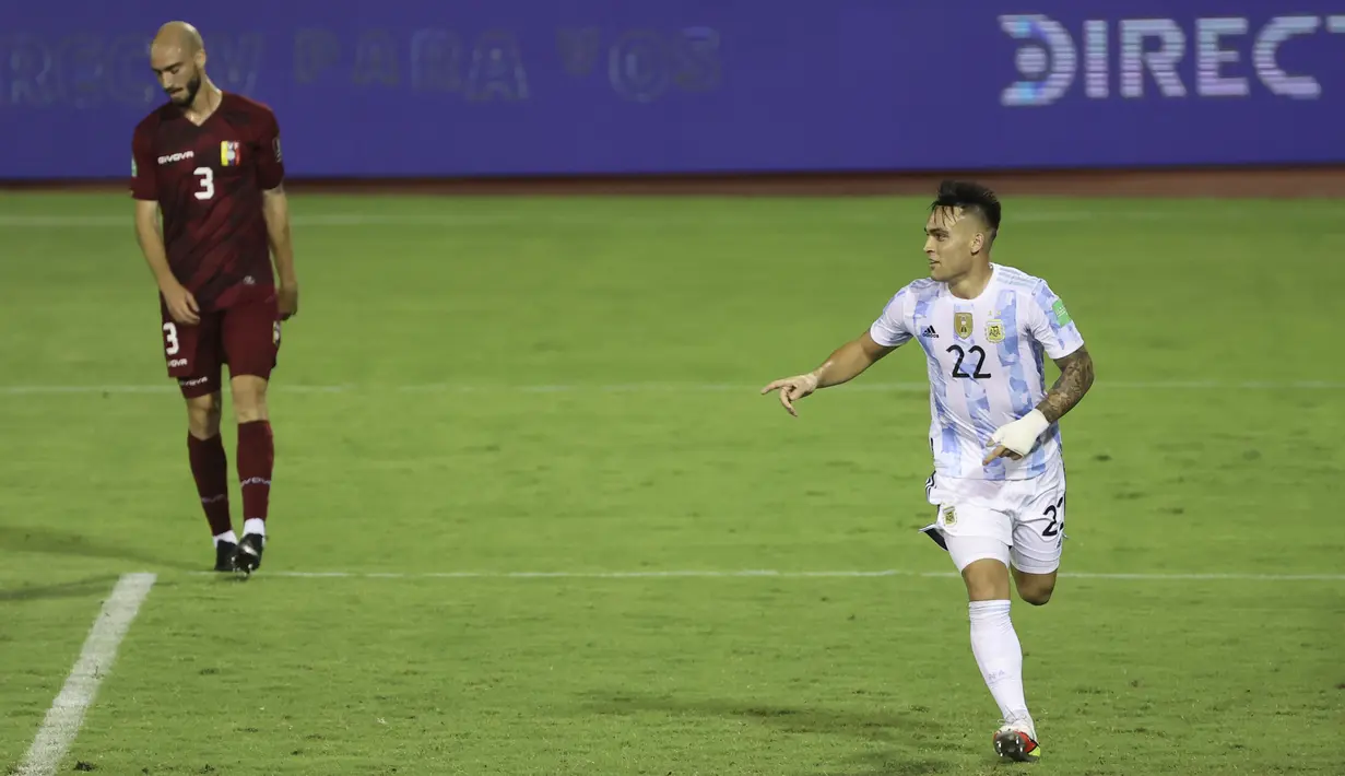 Pemain Argentina Lautaro Martinez (kiri) melakukan selebrasi usai mencetak gol ke gawang Venezuela pada pertandingan kualifikasi Piala Dunia 2022 di Caracas, Venezuela, Kamis (2/9/2021). Argentina menang 3-1. (Edixon Gamez, Pool via AP)