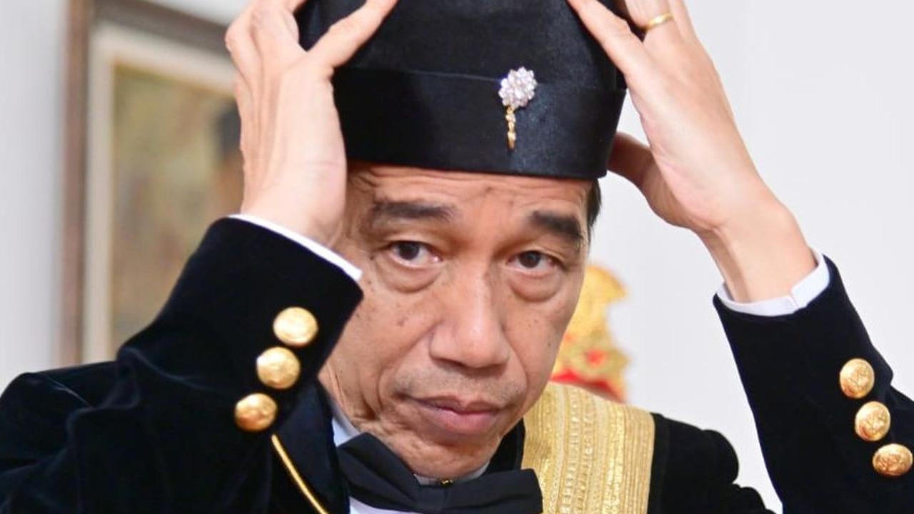 Jokowi Kenakan Ageman Songkok Singkepan Ageng, Maknanya 'Pemakainya Sosok Panglima Tertinggi