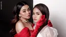 Ajang Dangdut Academy 4 tahun tahun 2017 mempertemukan Putri Isnari dan Aulia. Aulia berhasil menjadi juara ketiga, sedangkan Putri meraih juara kedua di D'Academy 4. Bertemu dalam ajang pencarian bakat dangdut, keduanya tak hanya dekat saat di panggung, tetapi juga di balik panggung. 5 tahun berlalu, keduanya masih sering bertemu, apalagi ketika sama-sama jadi bintang tamu suatu acara. Terpaut usia 6 tahun, keduanya dekat bak saudara. (Liputan6.com/IG/@da4_putri03)