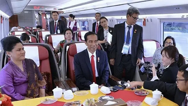 Foto: Mewawancarai Presiden Jokowi di kereta cepat di Tiongkok