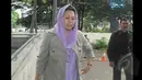 Yenny Wahid saat tiba di depan Gedung Komisi Pemberantasan Korupsi (KPK), Jakarta, Kamis (12/2/2015). Yenny Wahid menyampaikan titipan dukungan warga pesantren di jawa barat. (Liputan6.com/Herman Zakharia)