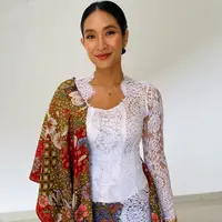 Happy Salma terlihat anggun dalam balutan kebaya brukat putih berkerah. Dipadukan dengan kain batik sebagai bawahan dan selendang [@happysalma]
