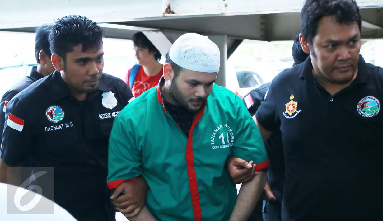 Penyanyi dangdut Ridho Rhoma tiba di RSKO, Jakarta, Selasa (4/4). Ridho Rhoma diciduk Satuan Narkoba Polres Metro Jakarta Barat di sebuah hotel di kawasan Tanjung Duren, Jakarta Barat, Sabtu (25/3/2017). (Liputan6.com/Herman Zakharia)