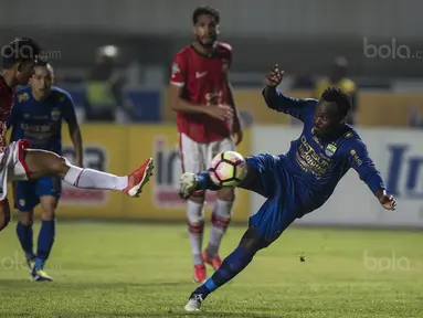 Gelandang Persib, Michael Essien, berebut bola dengan gelandang Persija, Sandi Sute, pada laga Liga 1 di Stadion GBLA Bandung, Jawa Barat, Sabtu (22/7/2017). Kedua klub bermain imbang 1-1. (Bola.com/Vitalis Yogi Trisna)