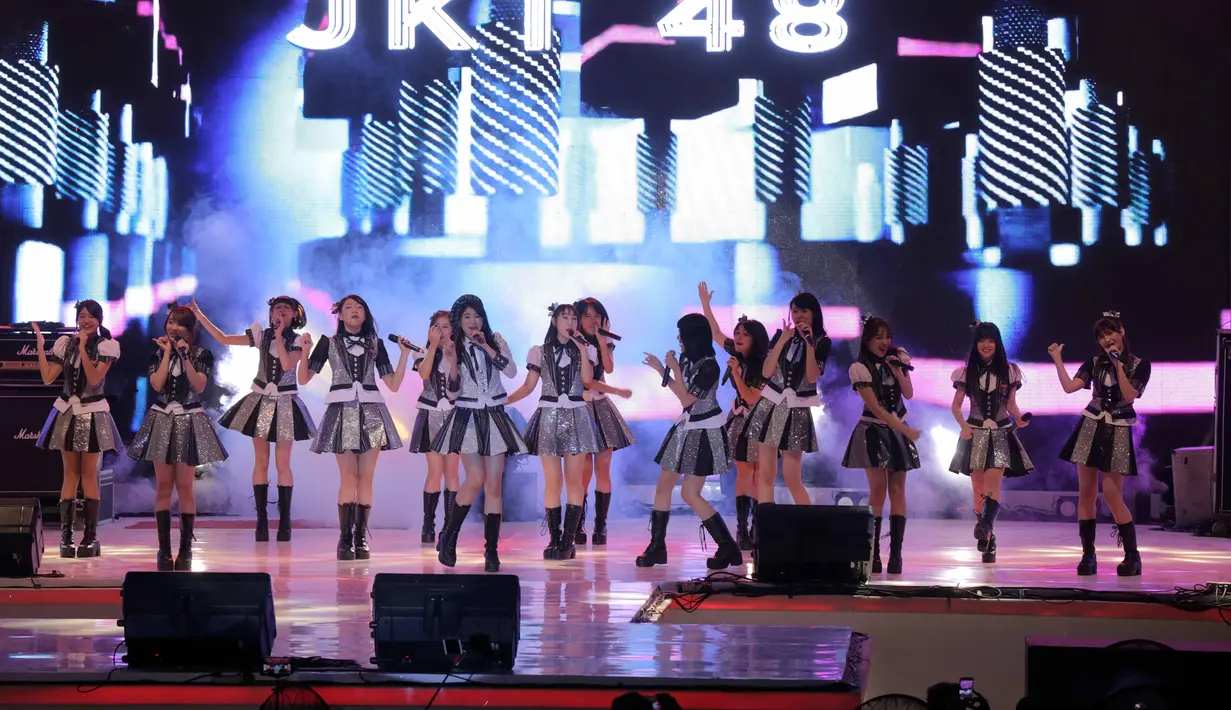 JKT48 tampil menghibur dalam acara Meikarta Music Festival. Idol group itu tampil sebagai penutup acara malam minggu. Sebelumnya, acara tersebut di ramaikan Nania dan Tata Janeeta. (Nurwahyunan/Bintang.com)