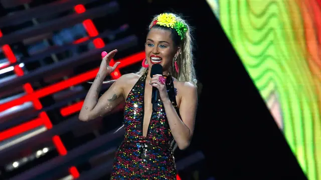 1. Miley Cyrus dan Robin Thicke - 2013