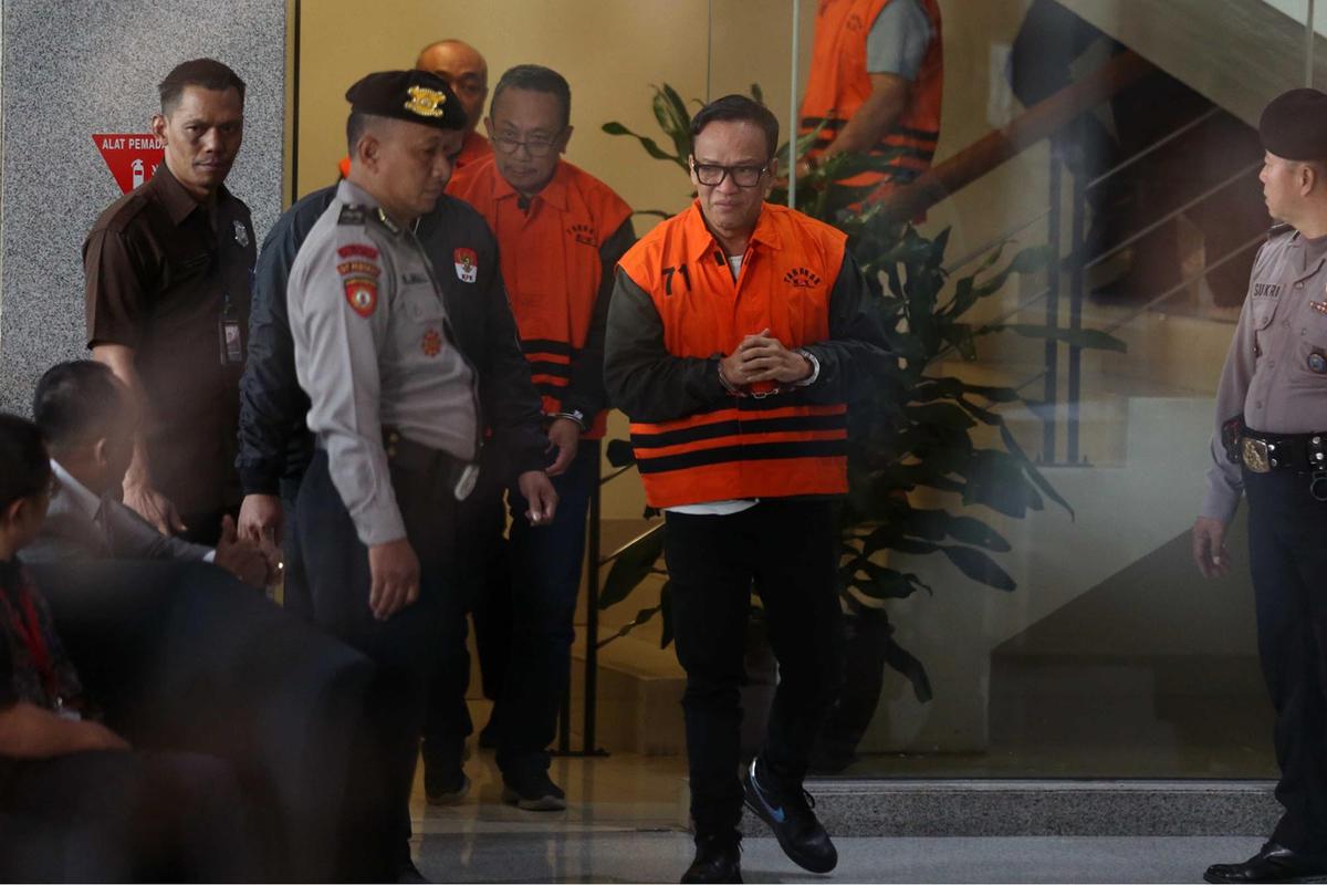 FOTO:  Wamenaker Immanuel Ebenezer Menangis Usai Ditetapkan Tersangka Kasus Sertifikat K3
