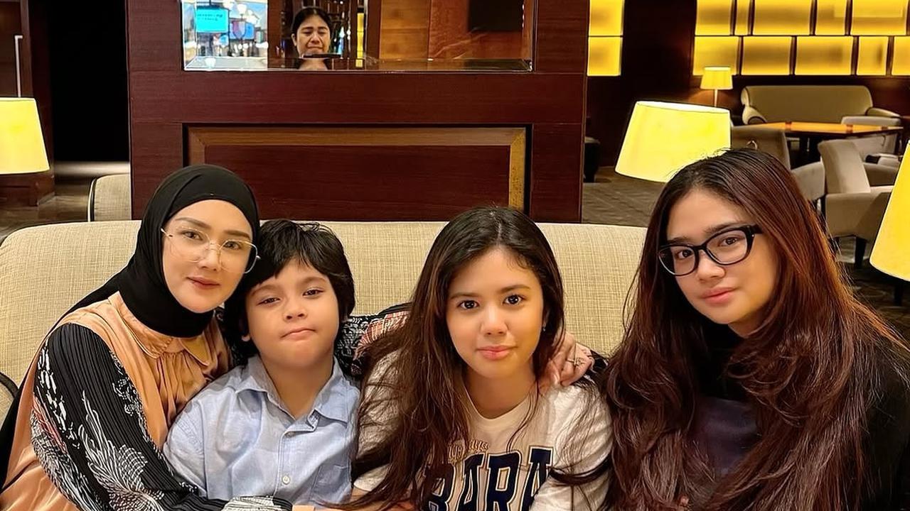 7 Potret Mulan Jameela Kumpul Bareng Keempat Anaknya, Sebut Abis Gaul dengan Teman Sepermainan