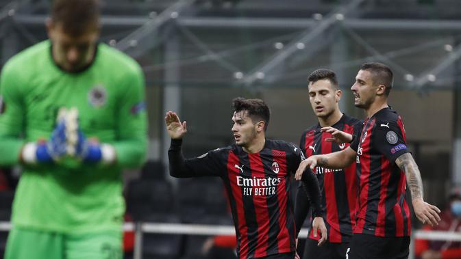 Gelandang AC Milan Brahim Diaz (21) bersama-sama rekan setimya merayakan golnya ke gawang Sparta Praha pada matchday kedua Grup H Liga Europa di Stadion San Siro, Jumat (30/10/2020) dini hari WIB. (Photo AP / Antonio Calanni)