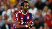 Bek Bayern Muenchen, Mehdi Benatia melakukan selebrasi usai mencetak gol ke gawang Barcelona saat leg kedua semifinal Liga Champions di Allianz Arena, Jerman, Rabu (13/5/2015). Bayern Muenchen menang 3-2 atas Barcelona. (Reuters/Michaela Rehle)