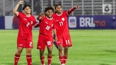 Pesepak bola timnas putri Indonesia, Agnes Sintauli Hutapea, Marsela Yuliana Awi, dan Baiq Amiatun Shalihah (kiri ke kanan) merayakan gol yang tercipta pada laga ujicoba internasional di Stadion Madya, Kompleks Gelora Bung Karno, Jakarta, Selasa (28/5/2024). (Liputan6/Herman Zakharia)