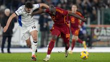 Penyerang AS Roma, Romelu Lukaku berebut bola dengan bek Atalanta Berat Djimsiti dalam laga Serie A 2023/2024 giornata 19 di Olimpico, Senin (8/1/2024) dini hari WIB. (AP Photo/Andrew Medichini)