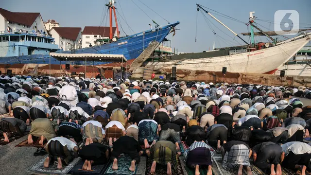 Warga Pesisir Sholat Idul Fitri 1444 H di Pelabuhan Sunda Kelapa