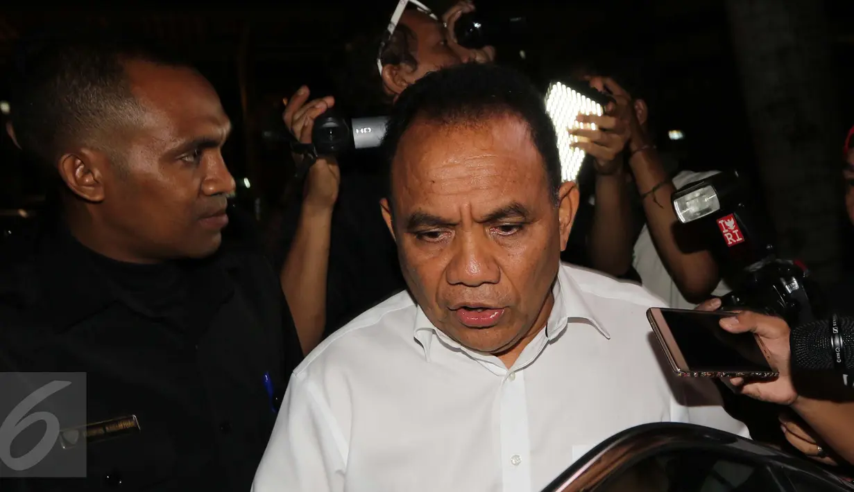 Gubernur Nusa Tenggara Timur (NTT) Frans Lebu Raya seusai menjalani pemeriksaan oleh penyelidik di Gedung KPK, Jakarta, Rabu (10/5). (Liputan6.com/Helmi Afandi)
