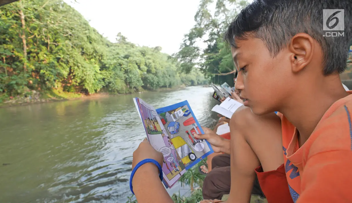 Anak-anak membaca buku di Saung Pustaka Air di Depok, Jawa Barat, (30/5). Perpustakaan ini menjadi sarana edukasi untuk menjaga dan mengenalkan area konservasi keanekaragaman hayati. (Liputan6.com/Herman Zakharia)