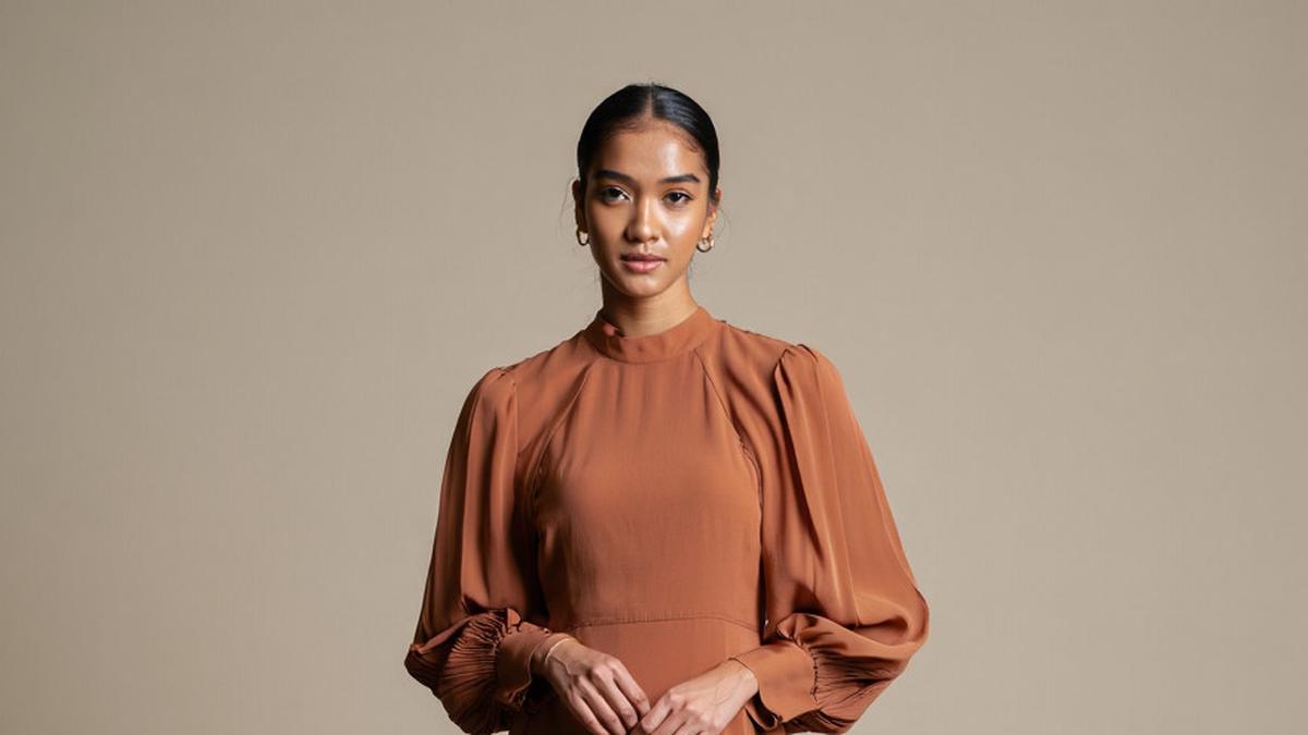 9 Inspirasi Baju Pesta Maxi Formal Bahan Crepe yang Menawan di 2025, Simpel dan Anggun