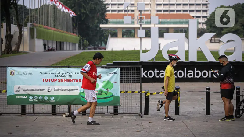 FOTO: Warga Manfaatkan Trotoar Lapangan Banteng untuk Berolahraga