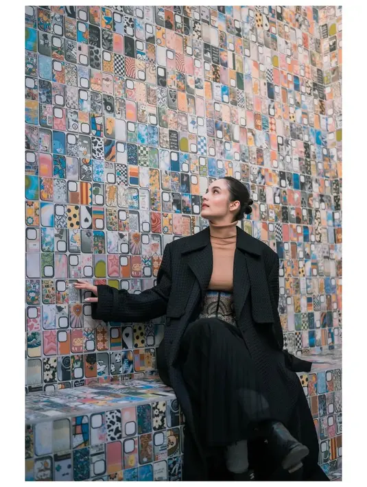 Untuk melengkapi penampilan, Chelsea memakai rok pleated berwarna hitam yang memberikan siluet flowy. Paduan ini membuat gaya bu sana terlihat seimbang antara formal dan kasual. [Foto:@wiinsoon].