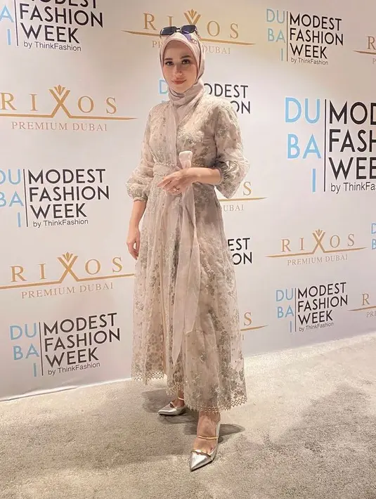 Model dress seperti kimono dengan detail bordir dan pita berwarna nude bisa menjadi tampilanmu lebih elegan. @khanaanshamlan