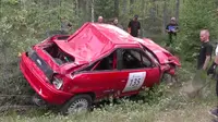 Sebuah mobil sedan Opel Astra mengalami kecelakaan parah saat acara  Rally Multia di Finlandia. (popularmechanics.com)