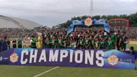 Para pemain Persebaya Surabaya merayakan gelar juara Piala Gubernur Jatim setelah menang 4-1 atas Persija Jakarta pada laga final di Stadion Gelora Delta, Sidoarjo, Kamis (20/2). (Bola.com/Aditya Wany)