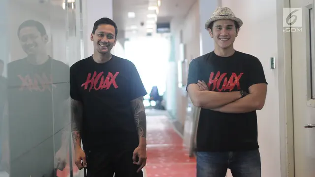 Adu Ganteng Tora Sudiro dan Vino Bastian, Dua Pemeran Film Hoax