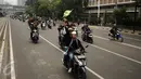 Puluhan massa aksi damai mengendarai motor melewati Jalan MH Thamrin, Jakarta, Jumat (4/11). Massa berkumpul untuk melakukan aksi di depan Istana Negara menuntut penegakan hukum kasus dugaan penistaan agama. (Liputan6.com/Helmi Fithriansyah)