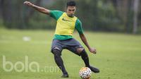 Bek Arema FC, Bagas Adi, berusaha mengirim umpan saat mengikuti seleksi Timnas Indonesia U-22 di Lapangan SPH Karawaci, Banten, Selasa (21/2/2017).(Bola.com/Vitalis Yogi Trisna)