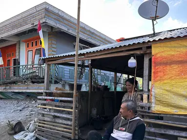 Warga duduk di dekat rumah yang roboh akibat gempa di Lamba Leda Utara, provinsi Nusa Tenggara Timur, Indonesia, Rabu, 19 Agustus 2026. (AP Photo/Firdia Lisnawati)