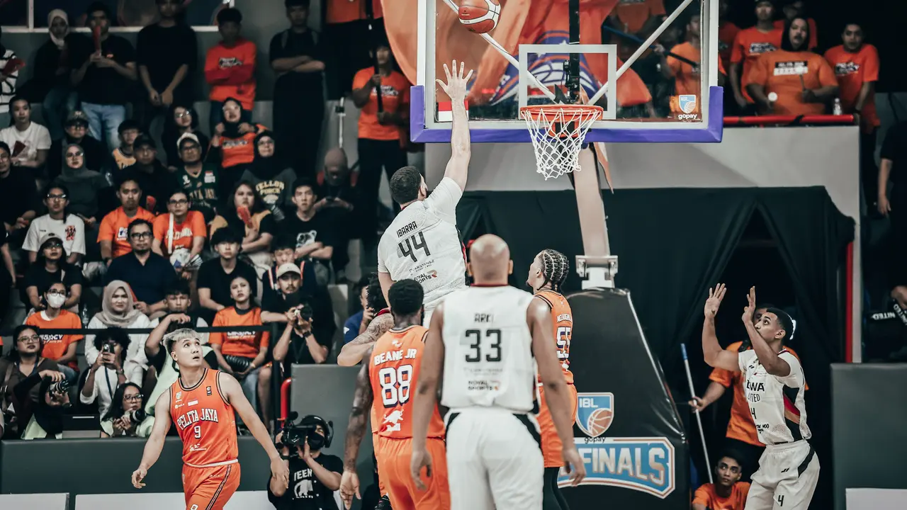 Aksi Joshua Ibarra menghancurkan Pelita Jaya di game 2 final IBL 2025