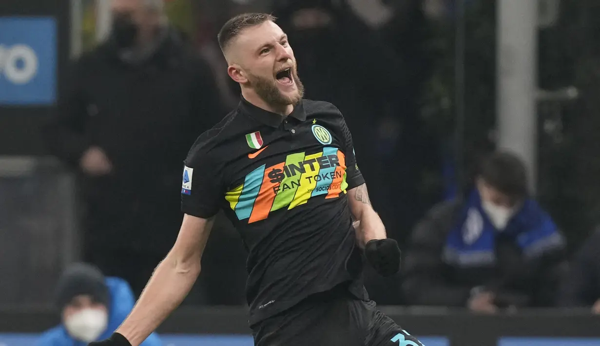 Pada menit ke-67 Inter Milan unggul 2-1 melalui gol Milan Skriniar. Ia berhasil meneruskan umpan tendangan bebas Alessandro Bastoni. (AP/Antonio Calanni)