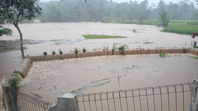Purabaya Sukabumi Diterjang Banjir, Belasan Ternak Warga Raib Terseret Arus Sungai