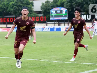 Pemain PSM Makassar, Kenzo Nambu, melakukan selebrasi setelah mencetak gol ke gawang Arema FC pada laga BRI Liga 1 di Stadion PTIK, Jakarta, Sabtu (4/2/2023). PSM Makassar menang dengan skor 1-0. (Bola.com/M. Iqbal Ichsan)