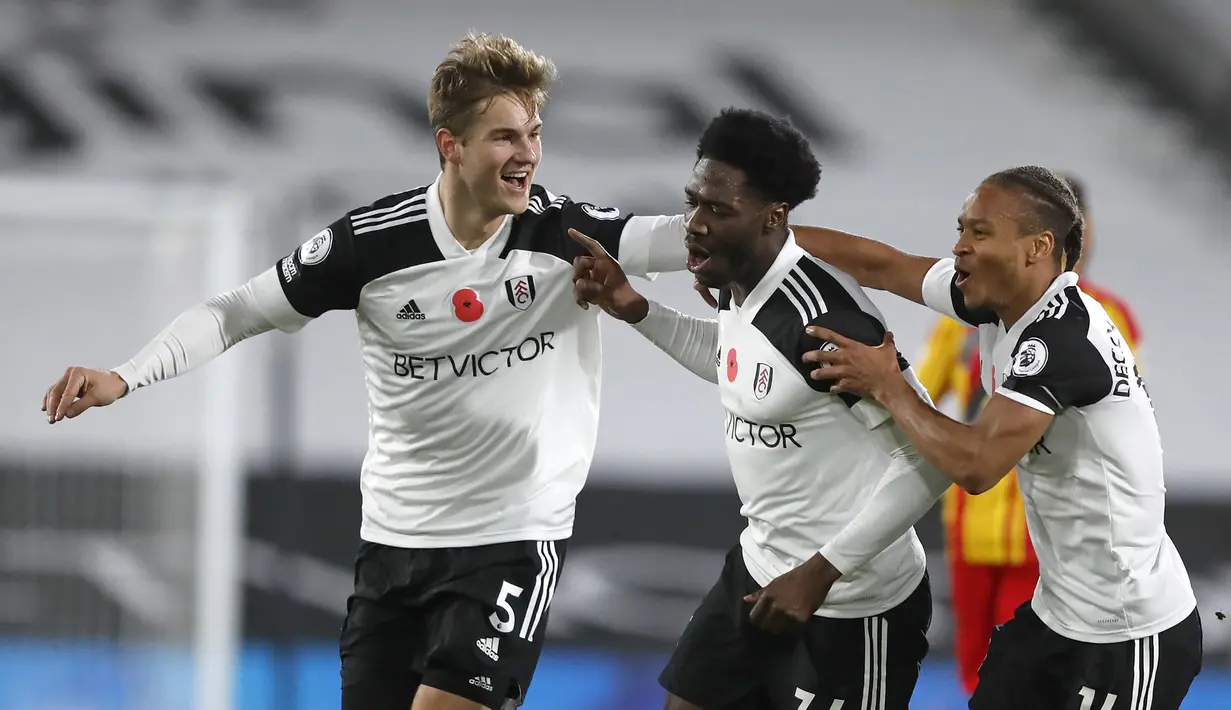 Bek Fulham, Ola Aina, merayakan gol yang dicetaknya ke gawang West Bromwich pada laga lanjutan Liga Inggris di Craven Cottage, Selasa (3/11/2020) dini hari WIB. Fulham menang 2-0 atas West Bromwich. (AFP/Frank Augstein/pool)