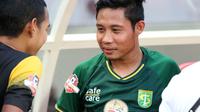 Gelandang Barito Putera, Evan Dimas Darmono, mengenakan jersey Persebaya di Stadion Gelora Bung Tomo, Surabaya, Jumat (9/7/2019). (Bola.com/Aditya Wany)