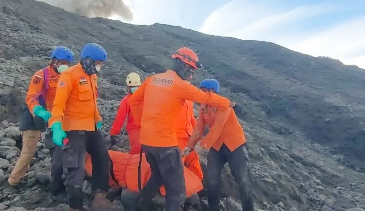 Imbas erupsi tersebut hujan abu pun terjadi hingga ke kaki bukit Gunung Marapi yang menyebabkan jarak pandang tim SAR gabungan terganggu. (Handout / BASARNAS / AFP)