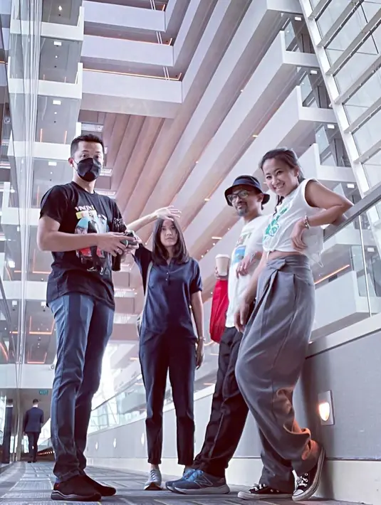 Belakangan ini sosoknya pun tengah menjadi sorotan, menikah dengan seorang penata musik. Ladya Cheryl baru saja menyabet gelar Pemeran Utama Wanita Terbaik dalam Festival Film Indonesia 2022. Pada film terbarunya yang berjudul Seperti Dendam, Rindu Harus Dibayar Tuntas ini meraih gelar bersama lawan mainnya, Marthino Lio yang menyabet Pemeran Utama Pria Terbaik. (Liputan6.com/IG/@ami_gumelar)