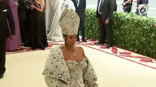 VIDEO: Rihanna Menjelma jadi Paus di Met Gala