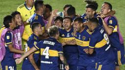 Pemain Boca Juniors merayakan merayakan kemenangan atas Bandfield di San Juan del Bicentenario Stadium, Selasa (19/1/2021). Boca Juniors menang 5-3 atas Banfield lewat adu penalti. (AFP/Andres Larrovere/various sources)